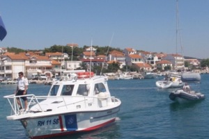 Šibenik, 25. kolovoza 2011. - djelatnici LK Šibenik u akciji nadzora pomorskoga prometa kaznili su 33 prekrišitelja, dok su djelatnici LK Zadar kaznili 30 prekršitelja na moru